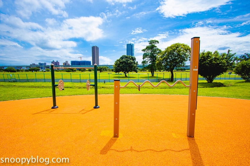 【台北親子景點】新北大都會公園共融堤坡滑梯樂園，台灣彌猴滑梯、台灣黑熊鞦韆、山豬搖搖馬…以台灣特色動物為主題的滑梯樂園