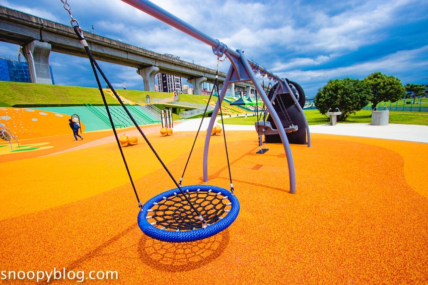 【台北親子景點】新北大都會公園共融堤坡滑梯樂園，台灣彌猴滑梯、台灣黑熊鞦韆、山豬搖搖馬…以台灣特色動物為主題的滑梯樂園