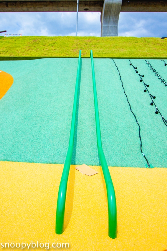 【台北親子景點】新北大都會公園共融堤坡滑梯樂園，台灣彌猴滑梯、台灣黑熊鞦韆、山豬搖搖馬…以台灣特色動物為主題的滑梯樂園