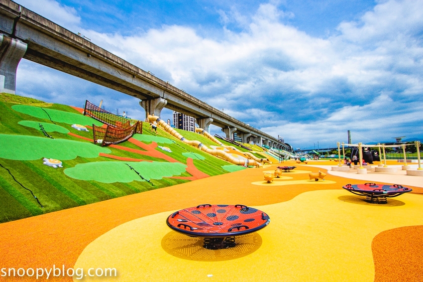 【台北親子景點】新北大都會公園共融堤坡滑梯樂園，台灣彌猴滑梯、台灣黑熊鞦韆、山豬搖搖馬…以台灣特色動物為主題的滑梯樂園