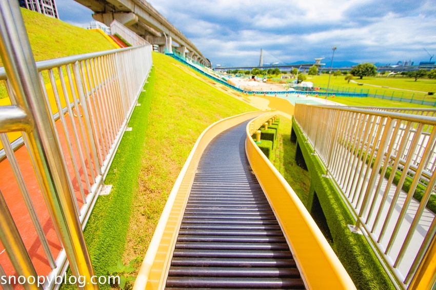 【台北親子景點】新北大都會公園共融堤坡滑梯樂園，台灣彌猴滑梯、台灣黑熊鞦韆、山豬搖搖馬…以台灣特色動物為主題的滑梯樂園