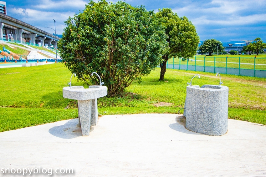 【台北親子景點】新北大都會公園共融堤坡滑梯樂園，台灣彌猴滑梯、台灣黑熊鞦韆、山豬搖搖馬…以台灣特色動物為主題的滑梯樂園