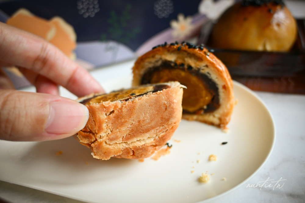 台中蛋黃酥推薦！雅山可麗露專賣中秋限定蛋黃酥，酥到掉渣蛋黃酥預訂攻略。