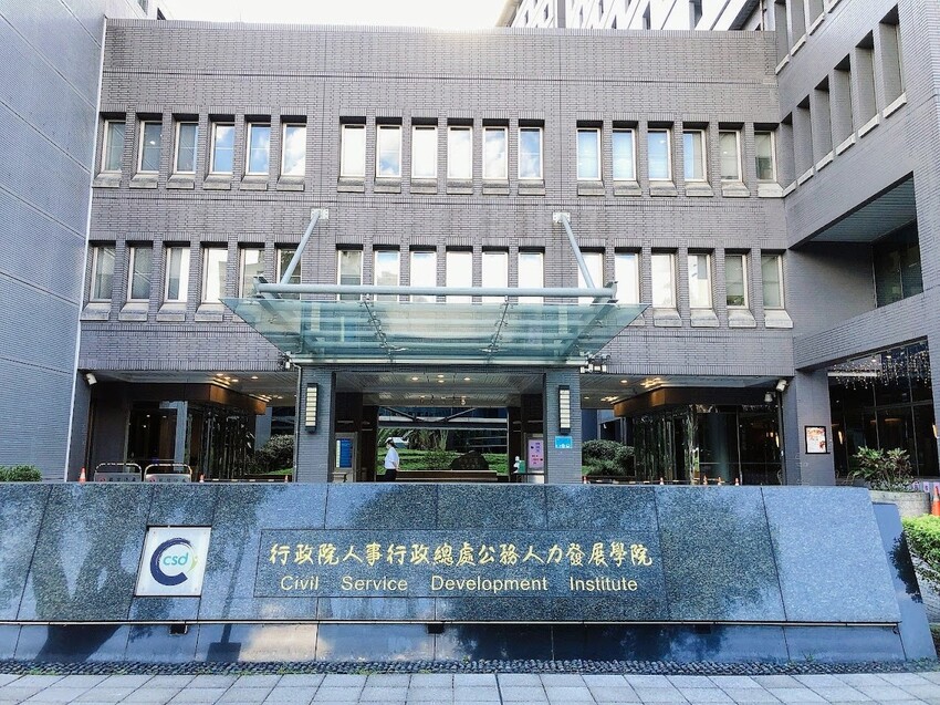 [食]台北 外帶外送 讓foodpanda幫你送 主廚五星便當 多道特製主餐 餐餐口齒留香 foodpanda預約外帶 還有超值特價折扣喔~ 公務人力發展學院福華文教會館