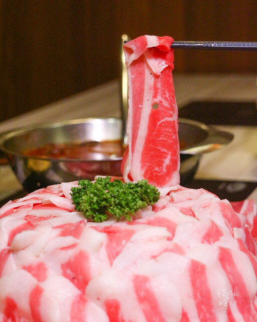 台中東區｜1KG浮誇安格斯牛肉盤｜最便宜平日午間特惠只要238元就有季節蔬菜自助吧吃到飽｜昭日堂燒肉旗下火鍋品牌｜鍋好日