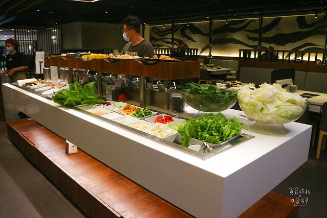 台中東區｜1KG浮誇安格斯牛肉盤｜最便宜平日午間特惠只要238元就有季節蔬菜自助吧吃到飽｜昭日堂燒肉旗下火鍋品牌｜鍋好日