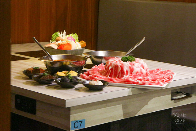 台中東區｜1KG浮誇安格斯牛肉盤｜最便宜平日午間特惠只要238元就有季節蔬菜自助吧吃到飽｜昭日堂燒肉旗下火鍋品牌｜鍋好日