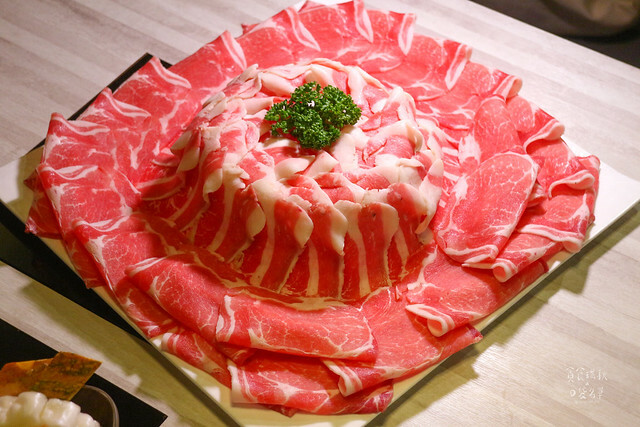 台中東區｜1KG浮誇安格斯牛肉盤｜最便宜平日午間特惠只要238元就有季節蔬菜自助吧吃到飽｜昭日堂燒肉旗下火鍋品牌｜鍋好日