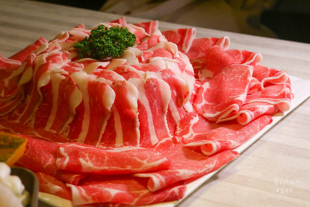 台中東區｜1KG浮誇安格斯牛肉盤｜最便宜平日午間特惠只要238元就有季節蔬菜自助吧吃到飽｜昭日堂燒肉旗下火鍋品牌｜鍋好日