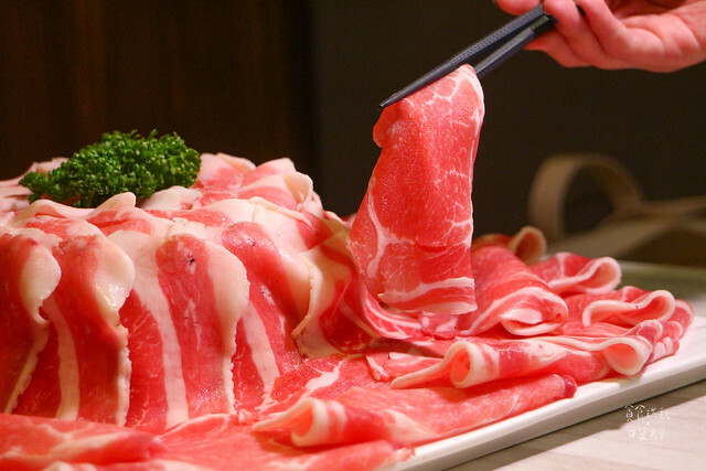 台中東區｜1KG浮誇安格斯牛肉盤｜最便宜平日午間特惠只要238元就有季節蔬菜自助吧吃到飽｜昭日堂燒肉旗下火鍋品牌｜鍋好日