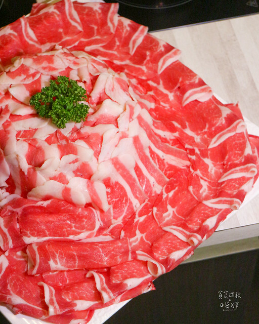 台中東區｜1KG浮誇安格斯牛肉盤｜最便宜平日午間特惠只要238元就有季節蔬菜自助吧吃到飽｜昭日堂燒肉旗下火鍋品牌｜鍋好日