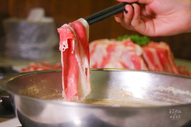 台中東區｜1KG浮誇安格斯牛肉盤｜最便宜平日午間特惠只要238元就有季節蔬菜自助吧吃到飽｜昭日堂燒肉旗下火鍋品牌｜鍋好日