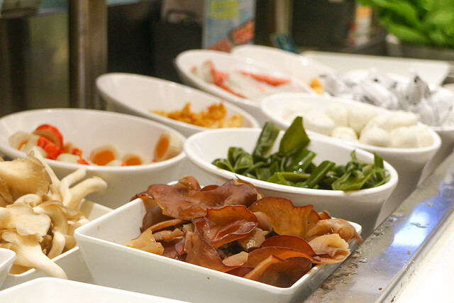 台中東區｜1KG浮誇安格斯牛肉盤｜最便宜平日午間特惠只要238元就有季節蔬菜自助吧吃到飽｜昭日堂燒肉旗下火鍋品牌｜鍋好日