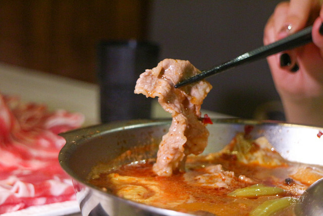 台中東區｜1KG浮誇安格斯牛肉盤｜最便宜平日午間特惠只要238元就有季節蔬菜自助吧吃到飽｜昭日堂燒肉旗下火鍋品牌｜鍋好日