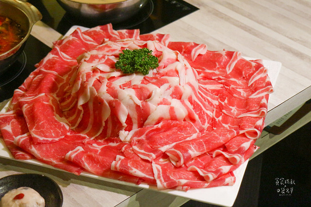 台中東區｜1KG浮誇安格斯牛肉盤｜最便宜平日午間特惠只要238元就有季節蔬菜自助吧吃到飽｜昭日堂燒肉旗下火鍋品牌｜鍋好日