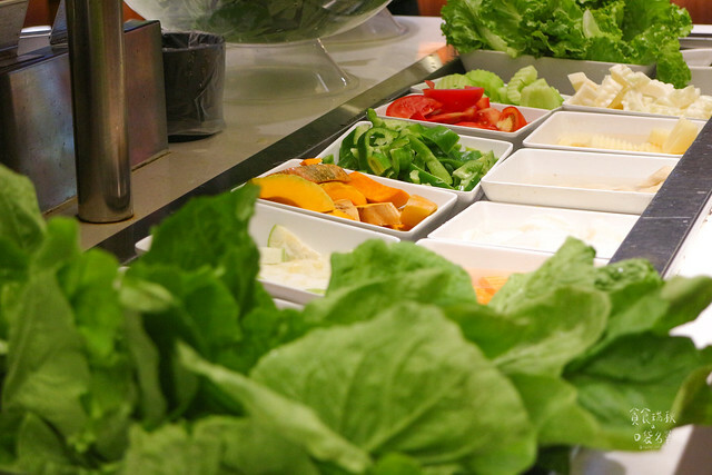 台中東區｜1KG浮誇安格斯牛肉盤｜最便宜平日午間特惠只要238元就有季節蔬菜自助吧吃到飽｜昭日堂燒肉旗下火鍋品牌｜鍋好日