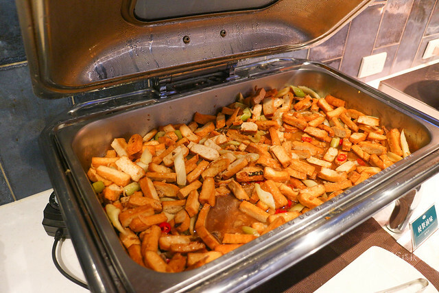 台中東區｜1KG浮誇安格斯牛肉盤｜最便宜平日午間特惠只要238元就有季節蔬菜自助吧吃到飽｜昭日堂燒肉旗下火鍋品牌｜鍋好日