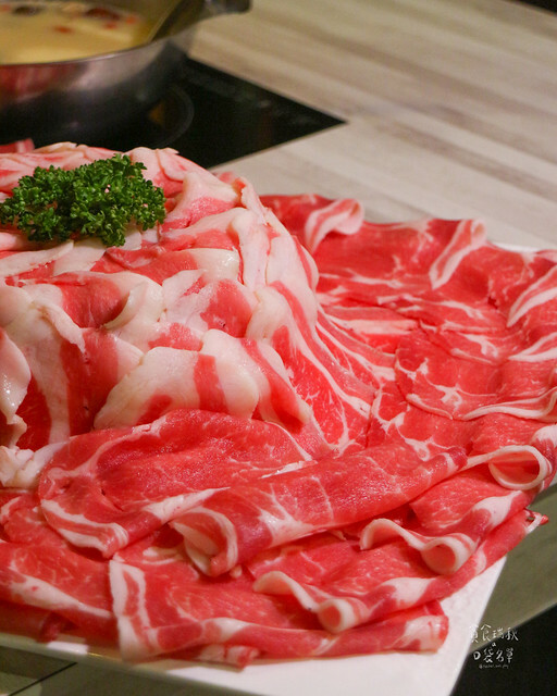 台中東區｜1KG浮誇安格斯牛肉盤｜最便宜平日午間特惠只要238元就有季節蔬菜自助吧吃到飽｜昭日堂燒肉旗下火鍋品牌｜鍋好日