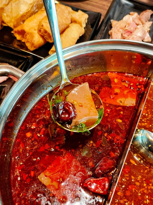 桃園中壢美食-億魚麻辣鍋-極致烤魚.和牛麻辣鍋吃到飽，雙主菜享受再加分  (邀約) @民宿女王芽月-美食.旅遊.全台趴趴走