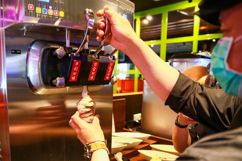 桃園中壢美食-億魚麻辣鍋-極致烤魚.和牛麻辣鍋吃到飽，雙主菜享受再加分  (邀約) @民宿女王芽月-美食.旅遊.全台趴趴走