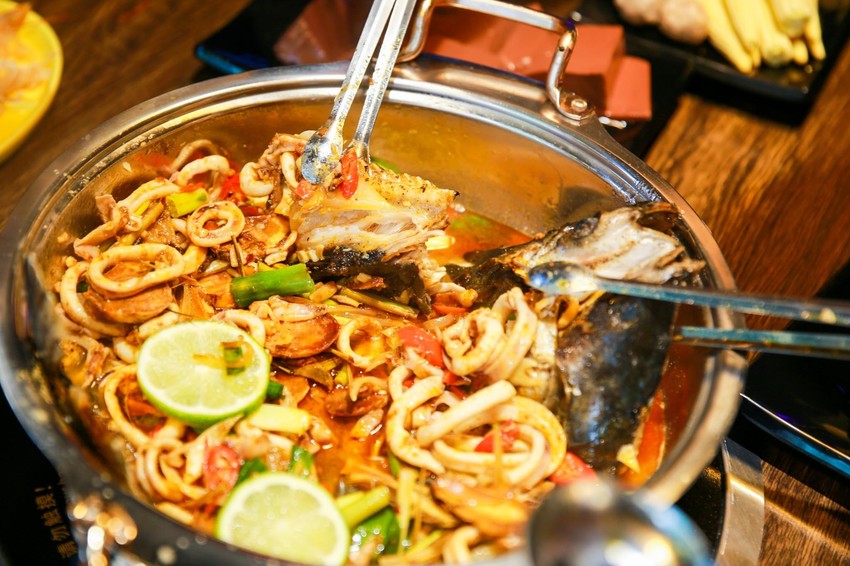 桃園中壢美食-億魚麻辣鍋-極致烤魚.和牛麻辣鍋吃到飽，雙主菜享受再加分  (邀約) @民宿女王芽月-美食.旅遊.全台趴趴走