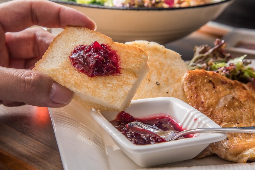 [新北新莊]一秒愛上香醇手沖咖啡！小小細節大大用心，每一口都能嘗到紮實的好味道！禾豐咖啡館 - 大手牽小手。玩樂趣