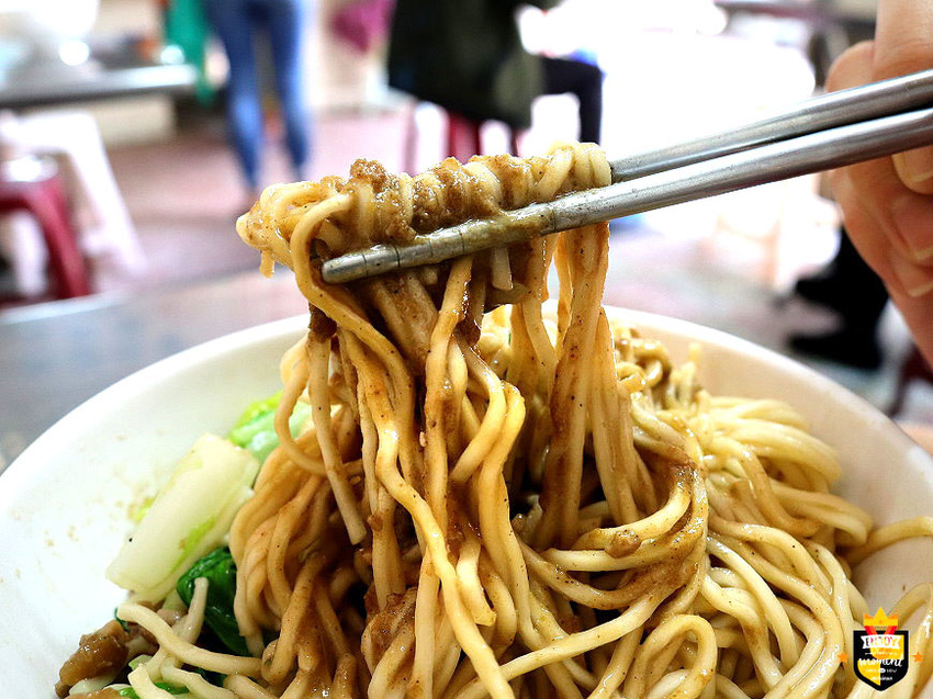 台南麵店／隱身傳統市場飄香60多年／古早眷村味老店／料多實在吃一碗飽兩餐／在地人從小吃到大／自製現包手工餛飩