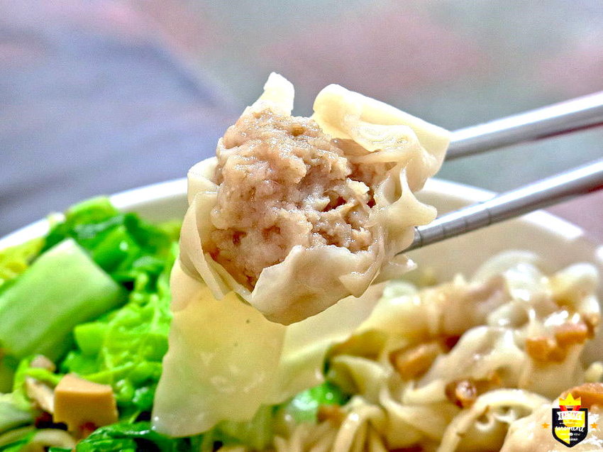 台南麵店／隱身傳統市場飄香60多年／古早眷村味老店／料多實在吃一碗飽兩餐／在地人從小吃到大／自製現包手工餛飩