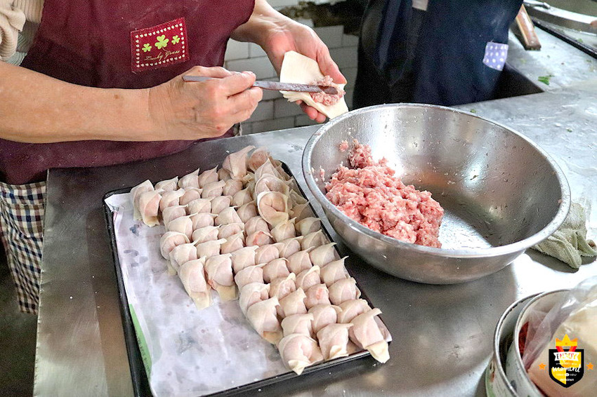 台南麵店／隱身傳統市場飄香60多年／古早眷村味老店／料多實在吃一碗飽兩餐／在地人從小吃到大／自製現包手工餛飩