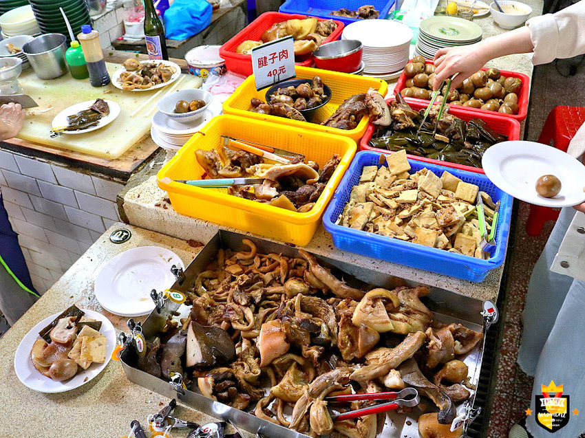 台南麵店／隱身傳統市場飄香60多年／古早眷村味老店／料多實在吃一碗飽兩餐／在地人從小吃到大／自製現包手工餛飩