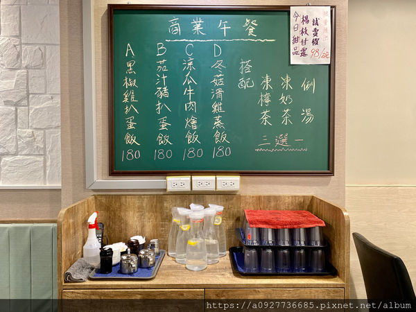 台北茶餐廳/美食必踩點/港式茶餐廳，中山區美食推薦，CP值超高、適合包場慶生，道地的香港主廚、想吃正統港點的你千萬不容錯過「港飲港食茶餐廳」近南京復興捷運站，交通方便，吃港