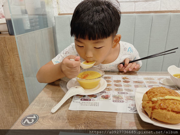 台北茶餐廳/美食必踩點/港式茶餐廳，中山區美食推薦，CP值超高、適合包場慶生，道地的香港主廚、想吃正統港點的你千萬不容錯過「港飲港食茶餐廳」近南京復興捷運站，交通方便，吃港