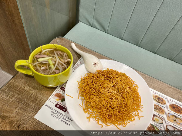 台北茶餐廳/美食必踩點/港式茶餐廳，中山區美食推薦，CP值超高、適合包場慶生，道地的香港主廚、想吃正統港點的你千萬不容錯過「港飲港食茶餐廳」近南京復興捷運站，交通方便，吃港