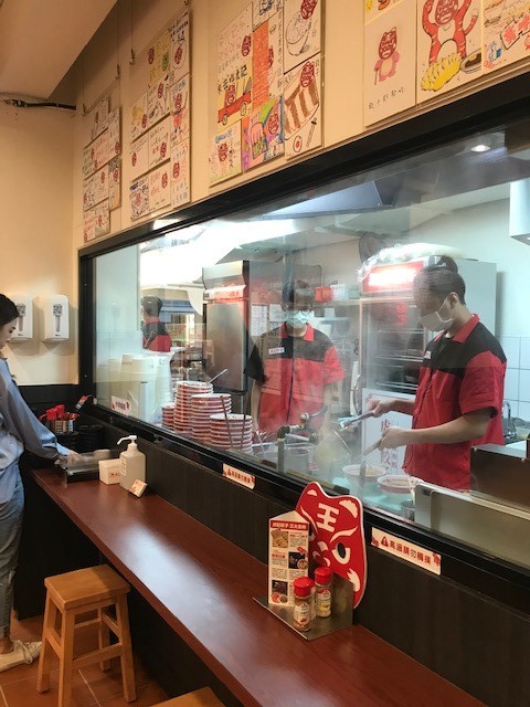 中午吃什麼~ 我最愛虎記餃子的蔬菜拉麵!!