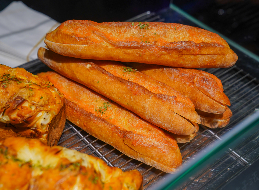 [高雄]The Original One TOO-韓國超夯「爆漿奶油大蒜麵包」高雄也吃得到!每日出爐秒殺 @美食好芃友