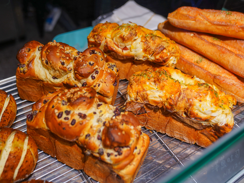 [高雄]The Original One TOO-韓國超夯「爆漿奶油大蒜麵包」高雄也吃得到!每日出爐秒殺 @美食好芃友