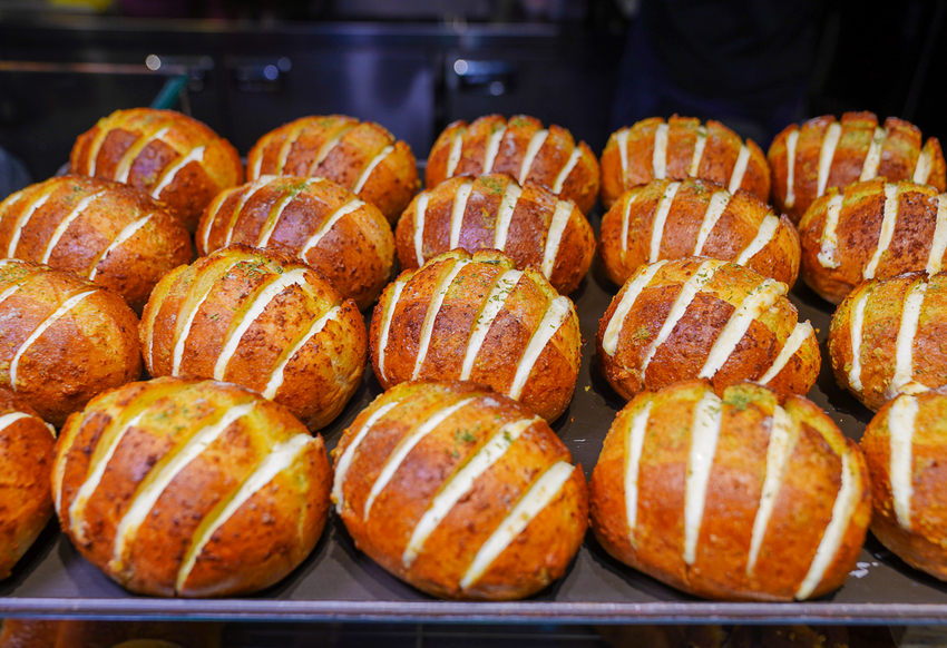 [高雄]The Original One TOO-韓國超夯「爆漿奶油大蒜麵包」高雄也吃得到!每日出爐秒殺 @美食好芃友