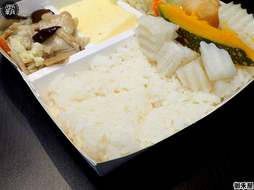 40年老師傅手法，御禾屋便當，招牌炸排骨軟嫩入味，還有打拋豬、壽喜肉、三杯雞多樣下飯主菜！