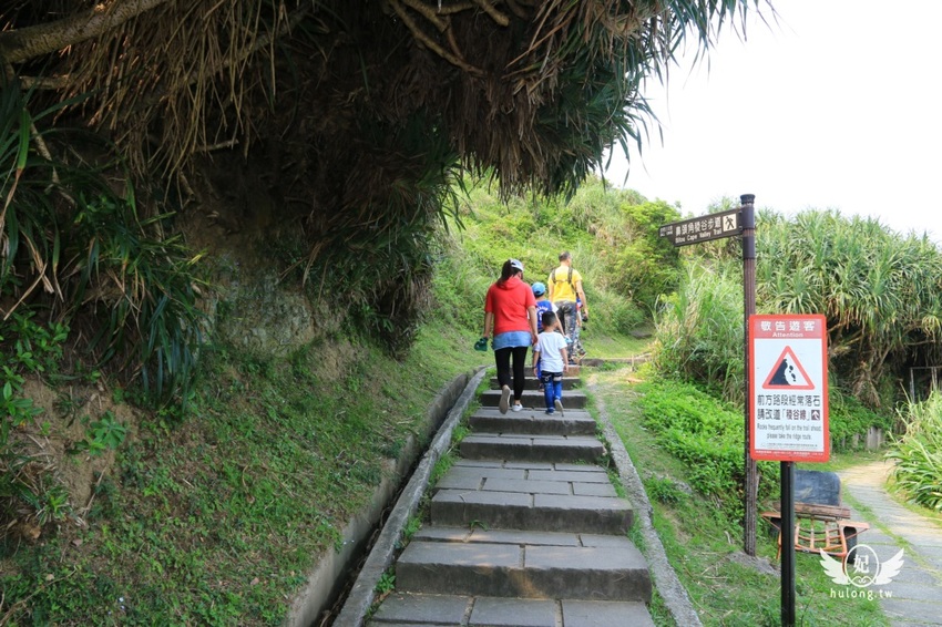 「聽濤營區」鼻頭角步道迷彩神秘感新秘境|聽濤營區咖啡開放時間|東北角景點! - 珍太妃旅遊親子生活