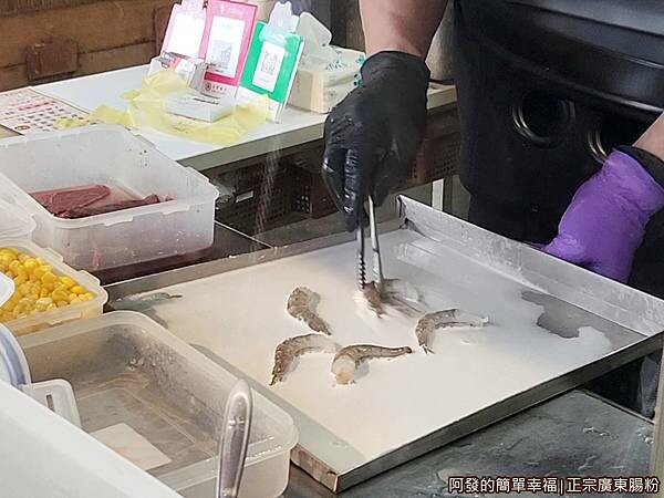 正宗廣東腸粉06-勺入自製純米米漿.jpg 正宗廣東腸粉06-勺入自製純米米漿.jpg