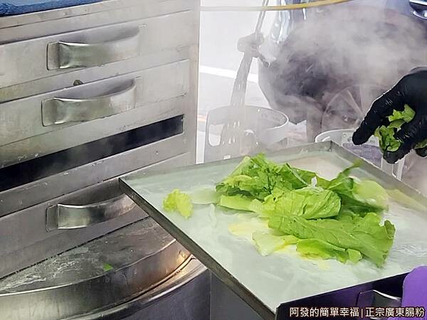 正宗廣東腸粉07-放入蒸檯.jpg 正宗廣東腸粉07-放入蒸檯.jpg