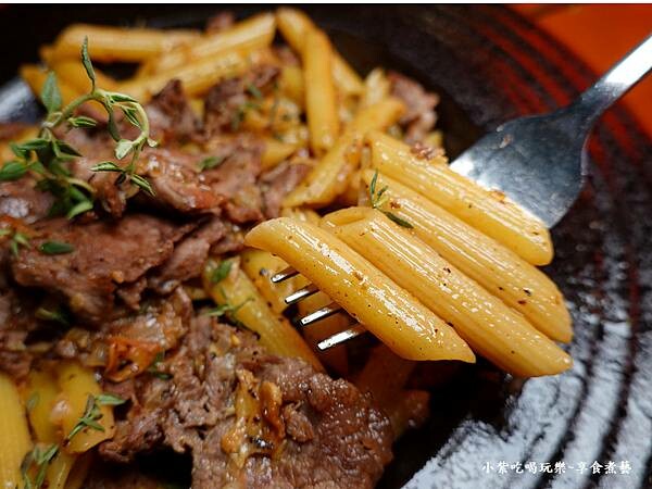 板腱牛肉椒麻醬蒜片筆 管麵-PlanB歐陸街頭市集小酒館 (4).jpg