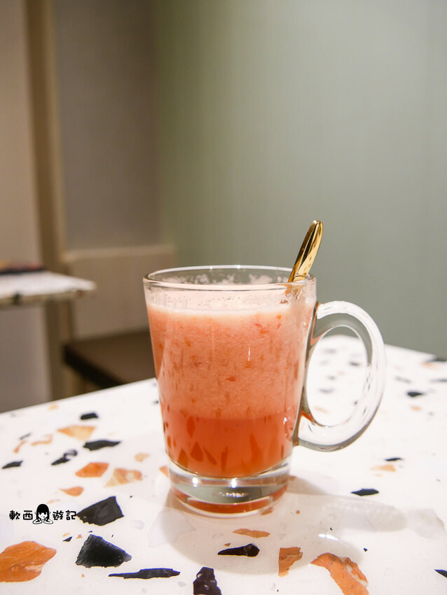 高雄美食推薦》斑馬騷莎●跟斑馬一起騷莎 ！高雄新開幕湖水綠IG打卡餐廳 豐盛早午餐/星星披薩 高雄美食/高雄餐廳 斑馬騷莎高雄文山概念店 - 軟西，遊記