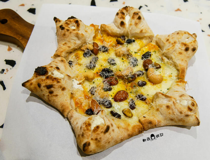 高雄美食推薦》斑馬騷莎●跟斑馬一起騷莎 ！高雄新開幕湖水綠IG打卡餐廳 豐盛早午餐/星星披薩 高雄美食/高雄餐廳 斑馬騷莎高雄文山概念店 - 軟西，遊記