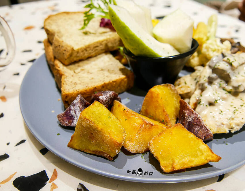 高雄美食推薦》斑馬騷莎●跟斑馬一起騷莎 ！高雄新開幕湖水綠IG打卡餐廳 豐盛早午餐/星星披薩 高雄美食/高雄餐廳 斑馬騷莎高雄文山概念店 - 軟西，遊記