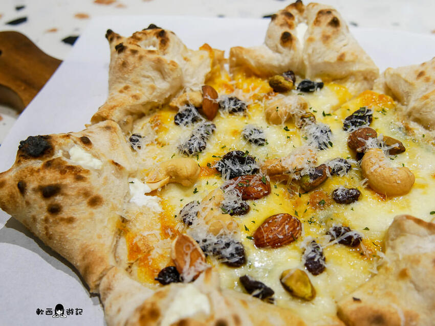 高雄美食推薦》斑馬騷莎●跟斑馬一起騷莎 ！高雄新開幕湖水綠IG打卡餐廳 豐盛早午餐/星星披薩 高雄美食/高雄餐廳 斑馬騷莎高雄文山概念店 - 軟西，遊記