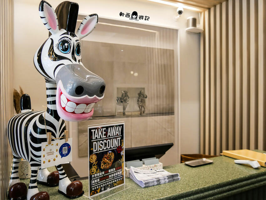 高雄美食推薦》斑馬騷莎●跟斑馬一起騷莎 ！高雄新開幕湖水綠IG打卡餐廳 豐盛早午餐/星星披薩 高雄美食/高雄餐廳 斑馬騷莎高雄文山概念店 - 軟西，遊記