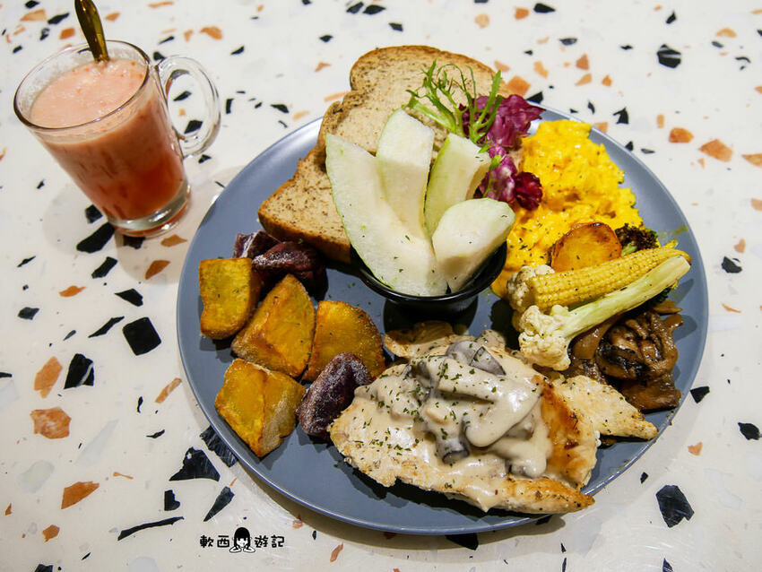 高雄美食推薦》斑馬騷莎●跟斑馬一起騷莎 ！高雄新開幕湖水綠IG打卡餐廳 豐盛早午餐/星星披薩 高雄美食/高雄餐廳 斑馬騷莎高雄文山概念店 - 軟西，遊記