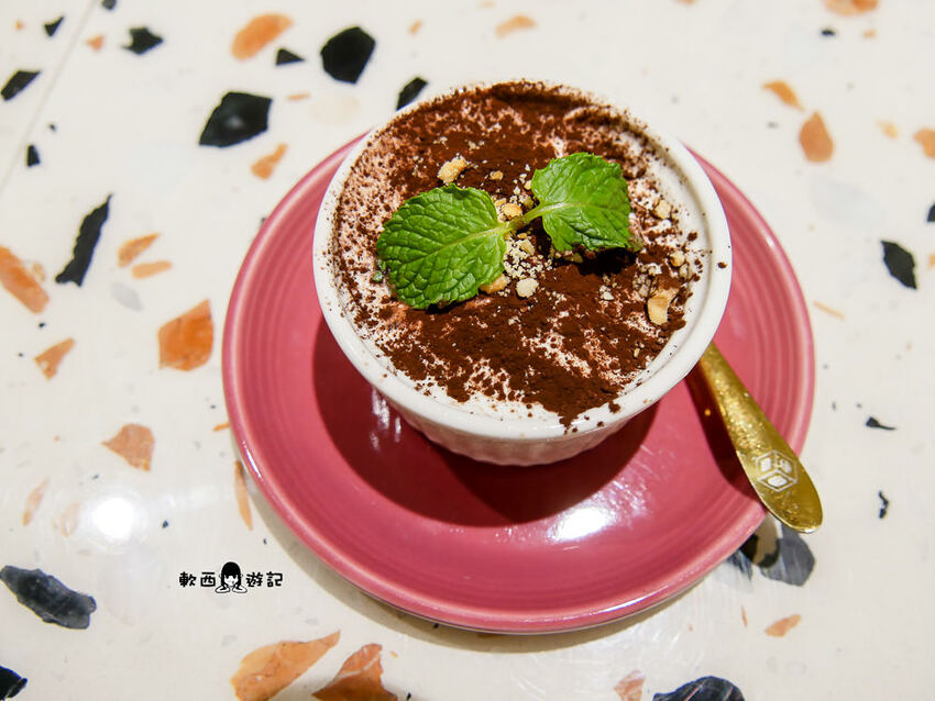 高雄美食推薦》斑馬騷莎●跟斑馬一起騷莎 ！高雄新開幕湖水綠IG打卡餐廳 豐盛早午餐/星星披薩 高雄美食/高雄餐廳 斑馬騷莎高雄文山概念店 - 軟西，遊記