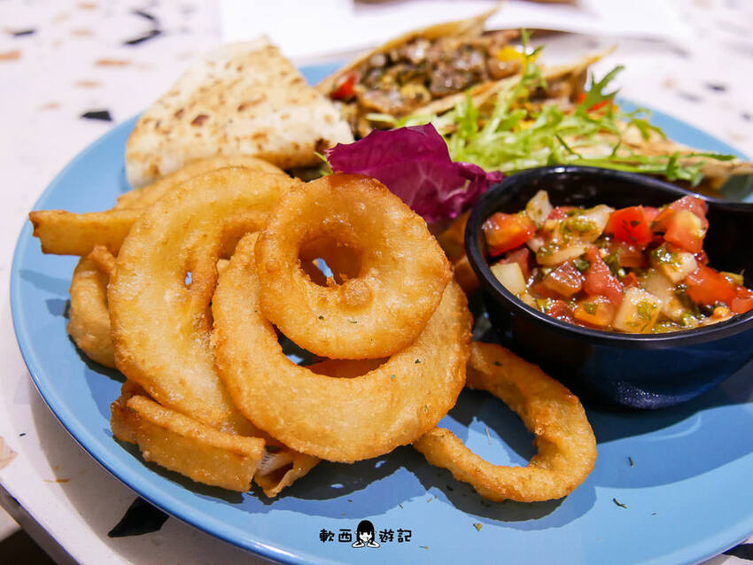 高雄美食推薦》斑馬騷莎●跟斑馬一起騷莎 ！高雄新開幕湖水綠IG打卡餐廳 豐盛早午餐/星星披薩 高雄美食/高雄餐廳 斑馬騷莎高雄文山概念店 - 軟西，遊記